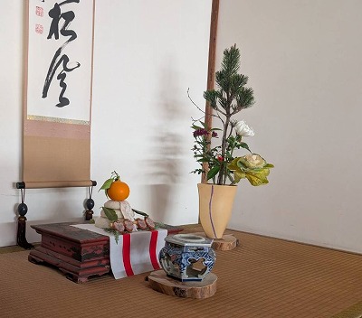 新年を迎えるための飾りつけをしました。