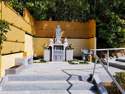 水子供養・お数珠供養の数珠掛け地蔵尊周りの花です。