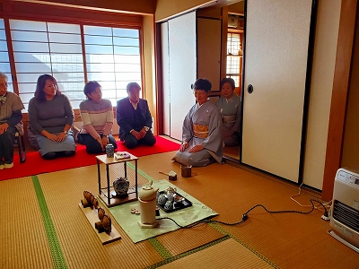 煎茶のお点前の様子です。高日慶園先生によるものです。