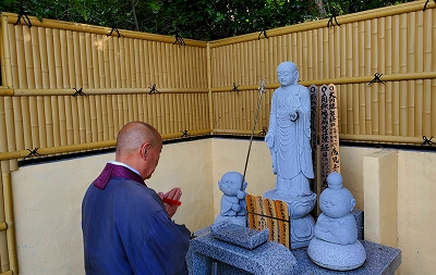 【京都宇治・宝善院】数珠掛け地蔵尊前での回向の様子です。