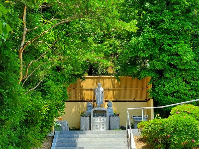 【京都宇治・宝善院】新緑の時期の水子供養の数珠掛け地蔵尊です。